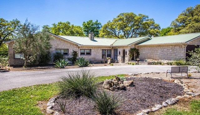 8acres of privacy and beauty. Inspiring, Must See. Kayaking!-Sleeps up to 8