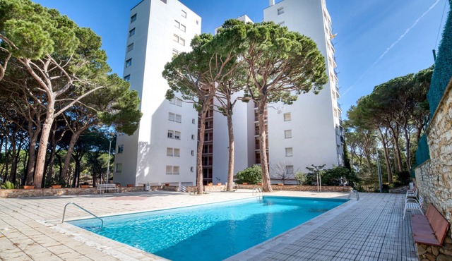 8B: Sea view apartment in Pals with communal pool