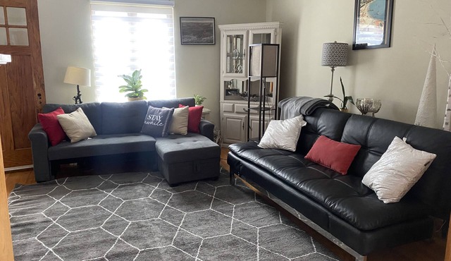 8Beds, 2Queen, 3Twin, 2Sofa sleepers. Min. to O’hare & Allstate. Free parking