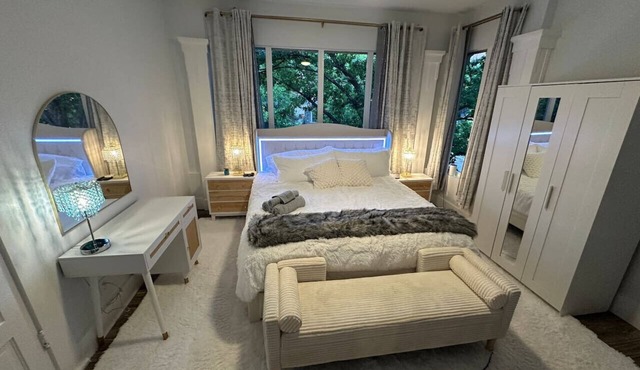 8BR 2 Kitchens Walk to UT Huge TV Massage