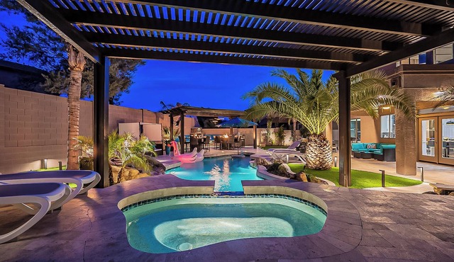 8BR/5.5BA Luxury Retreat w/4 En-Suites, HEATED Pool, Hot Tub,Billiards & Arcades