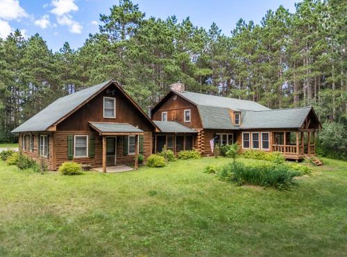 8BR 5BA Huge Dog Friendly Log Cabin near Wisconsin Dells and Lake sleeps 25plus