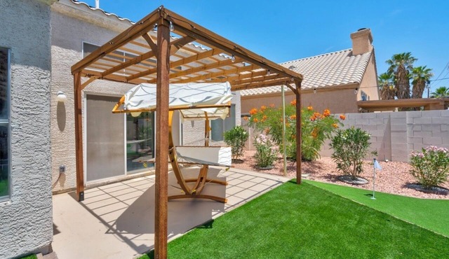 8BR 5BA SuperHero Retreat-King Beds, BBQ, Hammock, Firepit, MiniGolf, WorkSpace