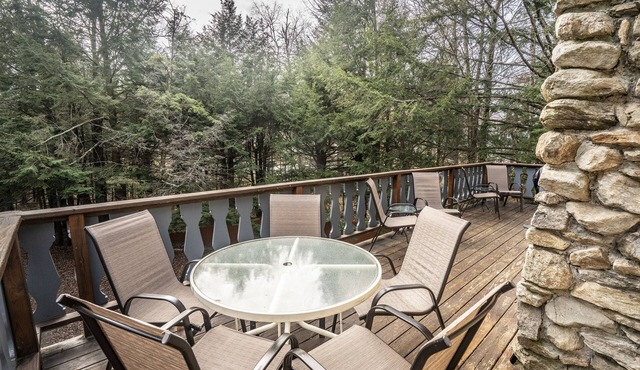 8BR 5Bath, spa, pool table, convenient spot 2 mi to lifts, 1/2 mi to restaurants