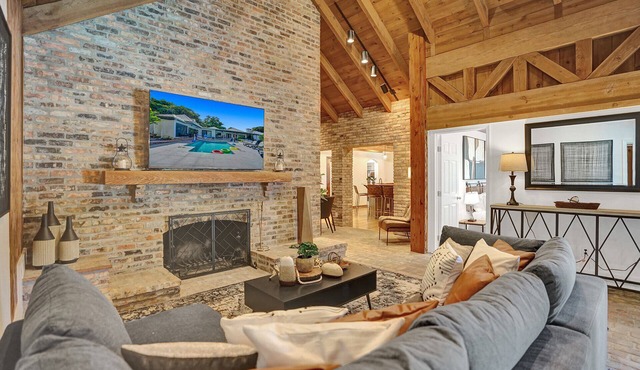 8BR Gem With Pool, Lake View & Tons of Amenities!