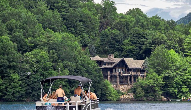 8BR Lakefront Lodge| Hot Tub, Dock, Mountain Views