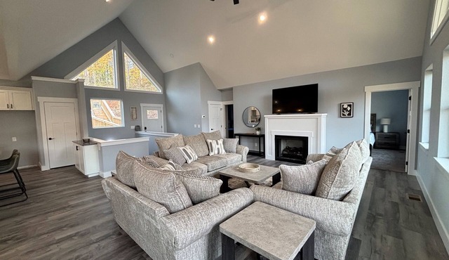 8BR Lakefront Lux Retreat: Private Dock, Sleeps 28