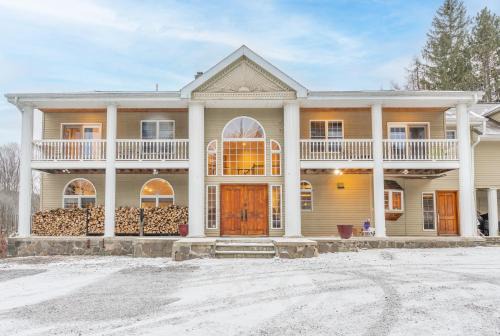 8BR Luxury Maplewood Manor, Hot Tub & Fire Pit