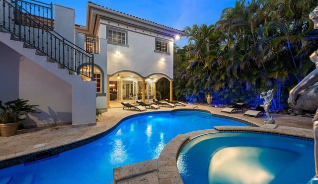 8BR Majestic Pool Paradise
