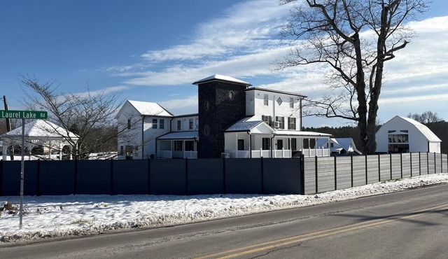 8Br Mansion, Heated Pool, Hottub, Sauna, Game & Movie House - next to Everything