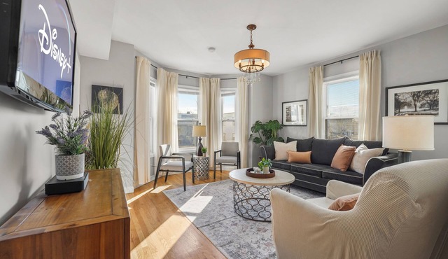8BR Near Downtown Boston Private Driveway Parking & 1-Min Walk to Train