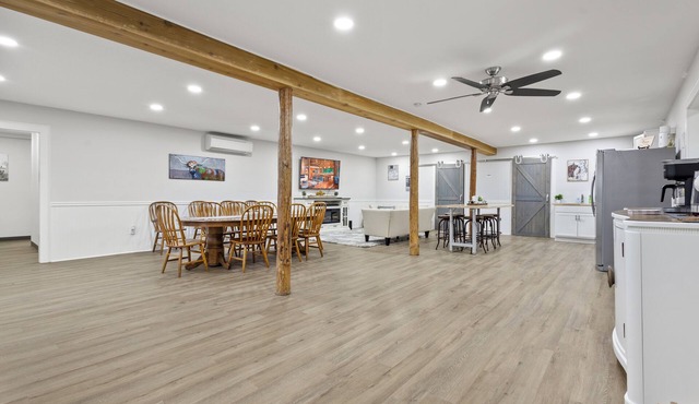 8BR Private Barndominium Getaway + Near Liberty