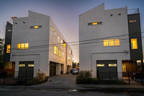 8BR Twin Homes w Rooftops, Near Dtown HTX & FIFA