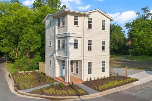 8BR Urban Retreat Deck Near Downtown Durham