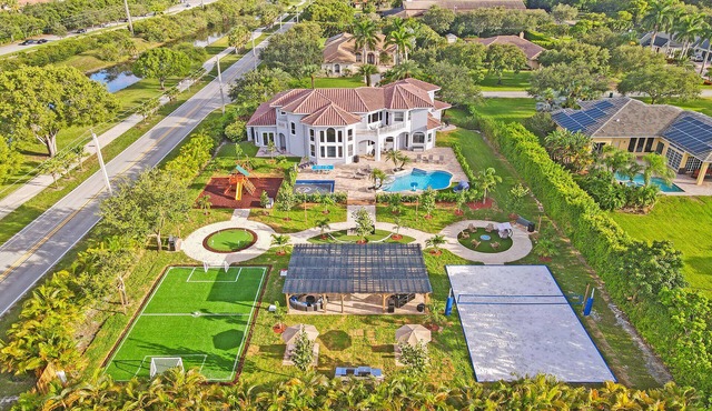 8BR villa w/big backyard & gameroom