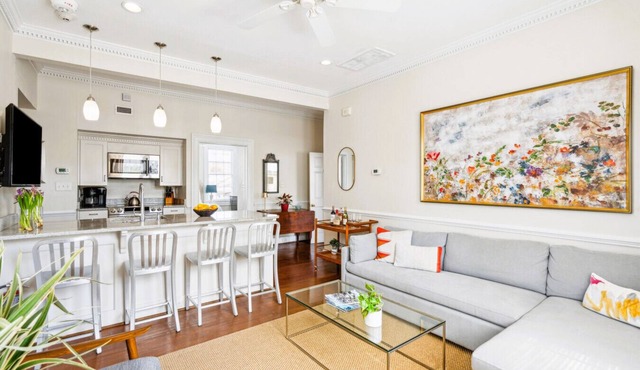 8D at Saint Philip Square, One Block to King, Top Floor Apt with Private Balcony