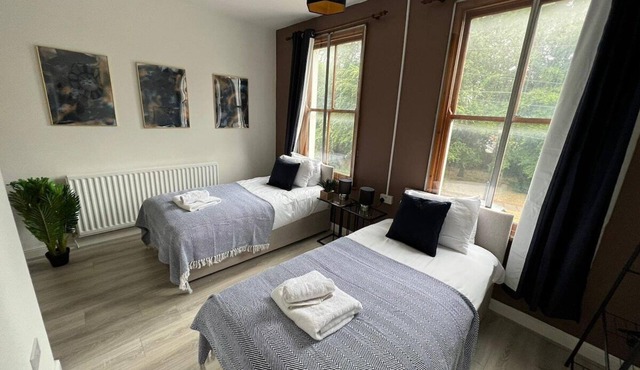 8DSC - Home in West Midlands 4 Bedrooms