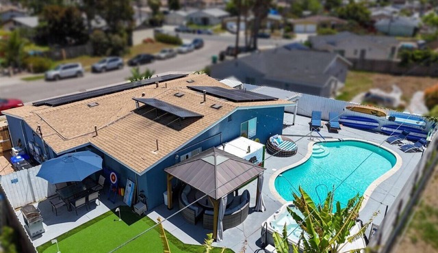 8ft Deep Heated Pool, 9 Seat Medical Grade Jacuzzi, Mini-Golf & Chef’s Kitchen!