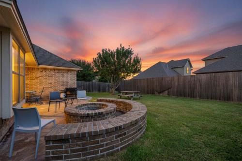 8min Texas A&M 1 King Beds firepit GriddleGrill