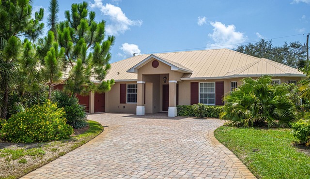 8mins to famous Naples beaches and sunsets! Entertainers family dream home.