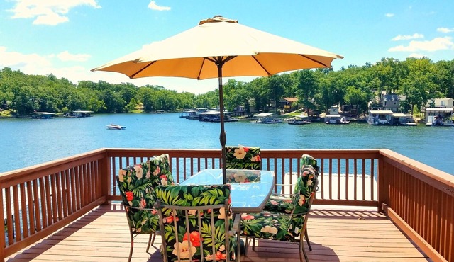 8MM Lake view/cove fun! Great for groups-2 kitchens, 3 decks, 2 docks, Sleep 18!