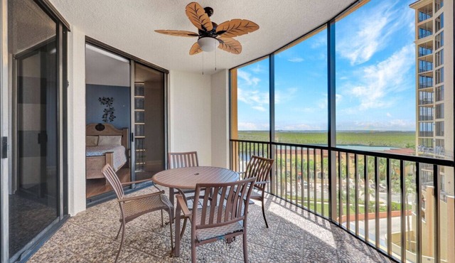 8th-floor condo, 2 sparkling pools, resort style living