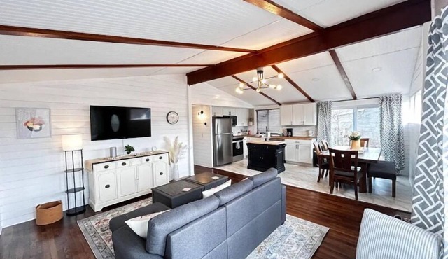 8th Street Haven - House in DT Hamilton