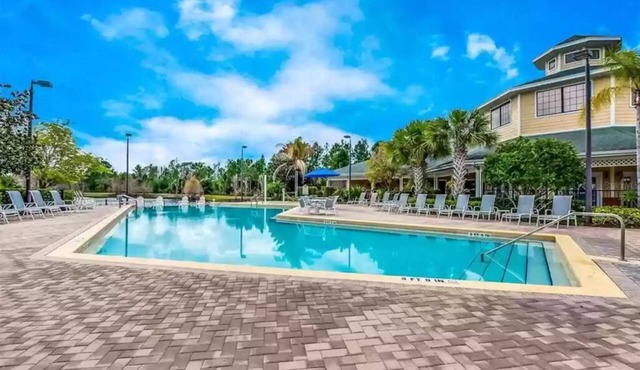 9.1 miles from Disney World, Sleeps 8-10, heated pool, hot tub, private balcony