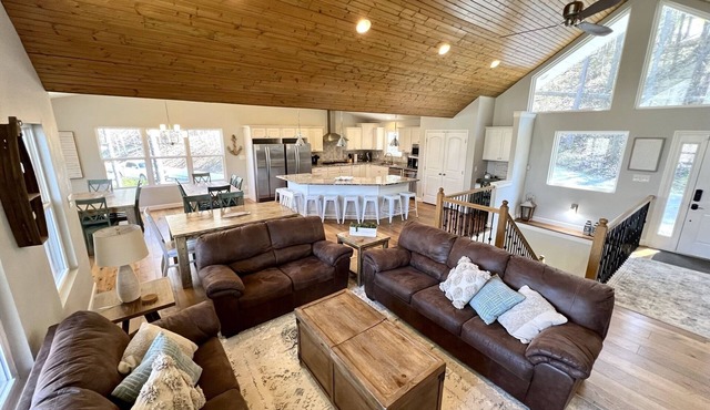 9/9 Lakefront/Mountains/Woods - Protected Cove - Private Dock