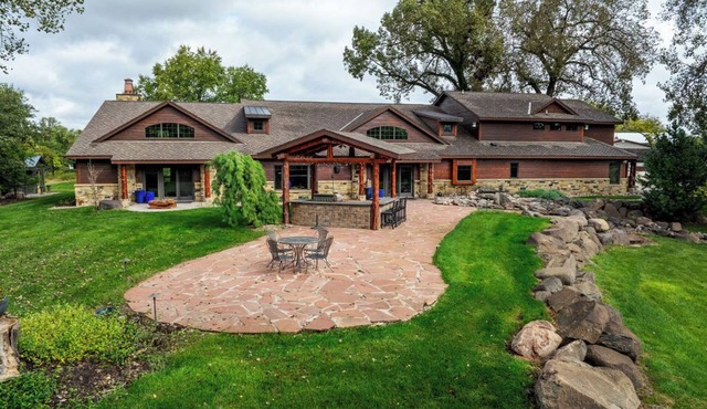 9 Acre Estate Home with Private Lake - Sleeps 16