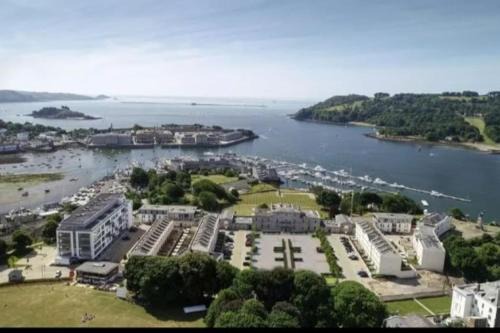 9 Admiralty House Stunning Luxury Apartment with free parking