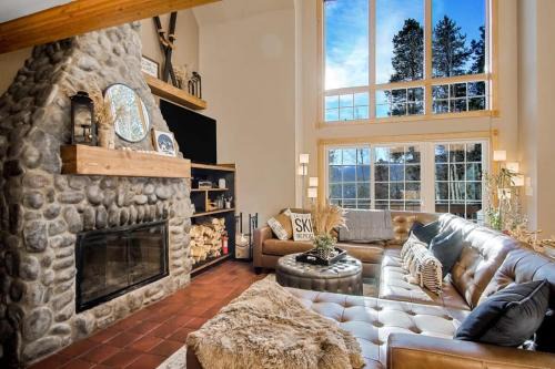 9 BDR Close to Main Street with Secluded Hot Tub