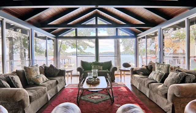 9 bdrm, 5 bath, Lake Rosseau, Private! Guest Cottage and Cabin! Sand Beach!