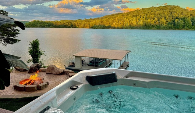 9 bdrm covered dock, firepit and large bar on water, Baltic hot tub, sleeps 26,