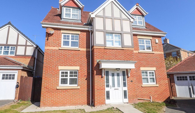 9 BECKETT CLOSE, pet friendly, country holiday cottage in Colwyn Bay