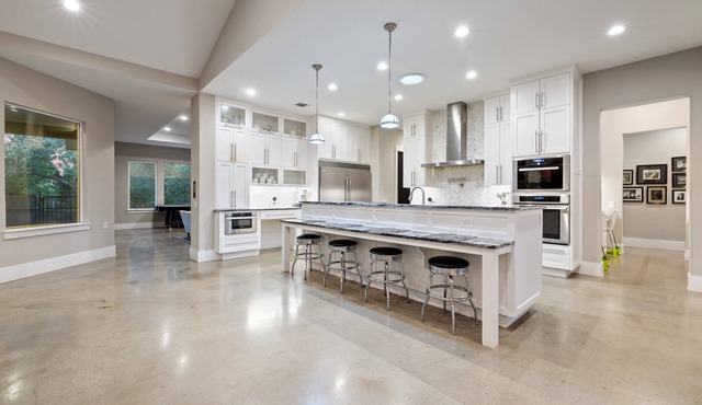 9 Bed, Fully Furnished, Accessible, Swimming Pool & Hot Tub, treehouse on acre.
