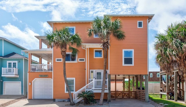 9 bed home/Ocean Views/steps to Beach & Pool/Pet Friendly/Fenced yard