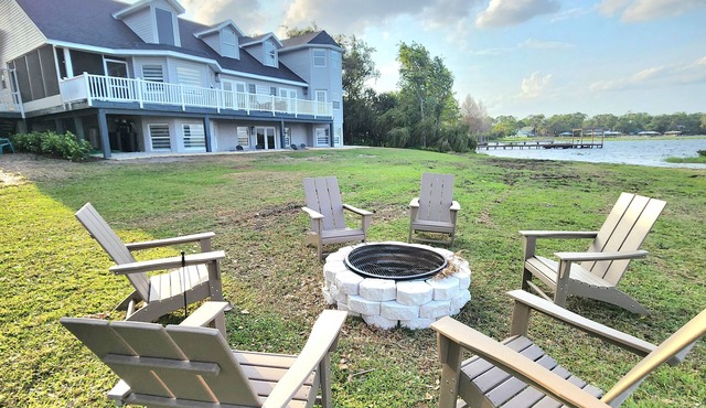 9 Bed/Sleeps 25 Waterfront Home on Lake Josephine