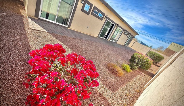 9-Bedroom 7 bath Phoenix home with Modern Amenities & Patio Access & Events