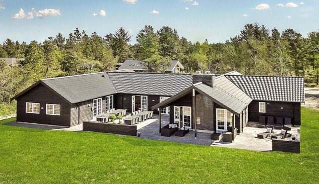 9 bedroom awesome home in Blåvand