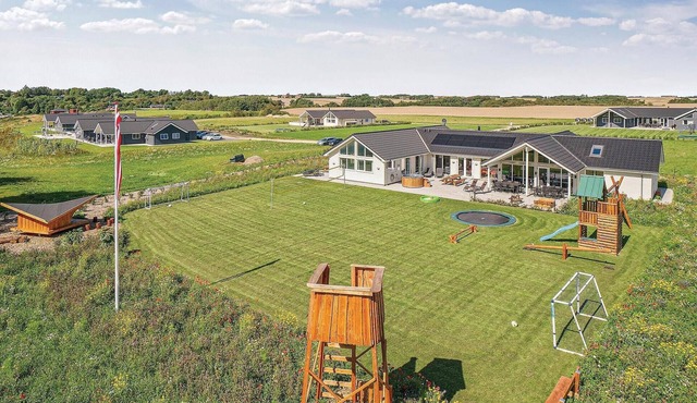 9 bedroom beautiful home in Spøttrup