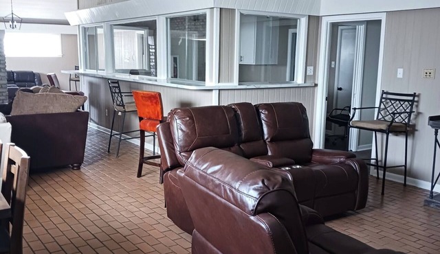 9-bedroom bed & breakfast in peaceful Overton, Texas.