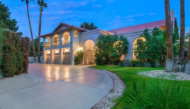 9 bedroom estate close to the strip