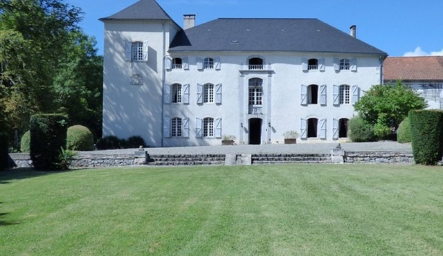 9 bedrooms with bathroom and toilet for 23 people, large swimming pool, river, terrace.