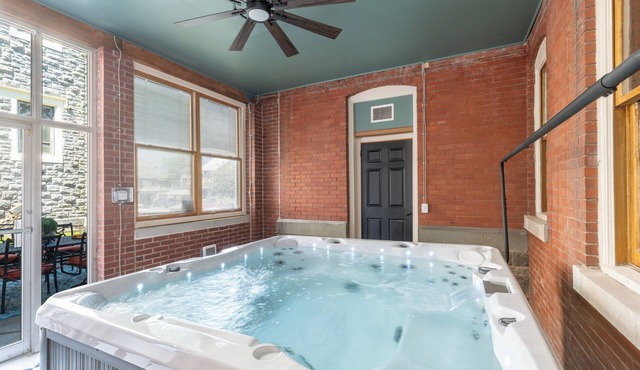 9 Bedroom, Sleeps 22! Hot Tub & Game Room - Minutes to Jim Thorpe