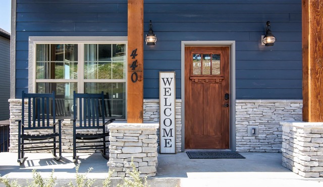 9 Bedroom w/Private Indoor Pool/hot tub/fire pit