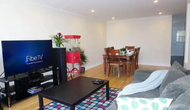 9 bedrooms, 4 bathrooms, 2 kitchens, free parking