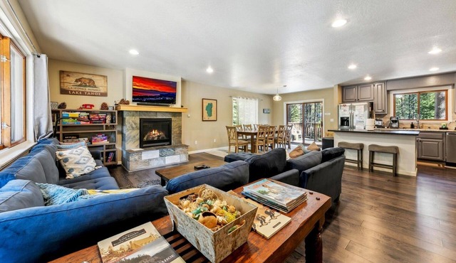 9 Beds, Hot Tub, Dog Friendly, Fenced Yard, Game Room with Pool Table and Arcade Games