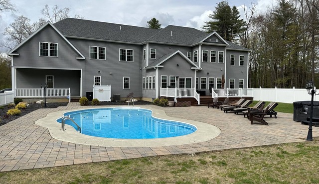 9 Beds🛏️Saratoga🏠Heated Pool🏊HotTub🛁Firepit🔥By Track🏇Town🌇SPAC🎶 Golf⛳️ Lake🏖️