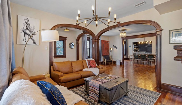 9 BR/4BA AC Victorian Manor - 1 Block to Beach